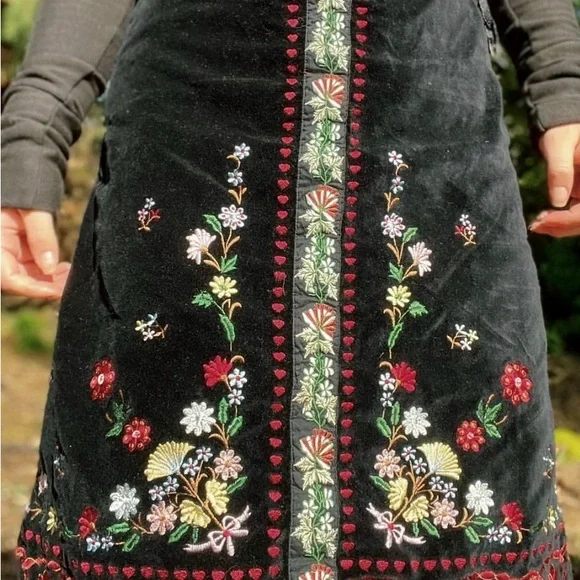 Gorgeous Embroidered Skirt with Folklore Flower Art Design - Size 6 - Picture 9 of 12